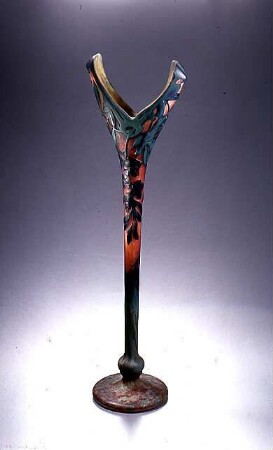 Vase mit Zweigen und Blüten