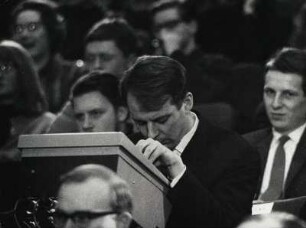 Karlheinz Stockhausen, anlässlich Musik im Technischen Zeitalter, Kongresshalle Berlin, inmitten Publikum