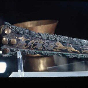 Dolch mit Löwenjagd : Athen. Archäologisches Nationalmuseum, Inv.Nr. 394. Mykenischer Dolch, Grab 4. Löwenjagd. Bronzeblatt, mit Gold, Silber, Elektron, Niello eingelegt, spätes 16. Jh. v. Chr.