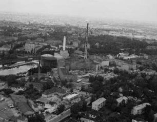 Luftaufnahme, Blick von Süden auf die Fabrikgebäude an der Siemensstraße mit Kraftwerk Steglitz. Berlin-Lankwitz, Siemensstraße, Birkbuschstraße