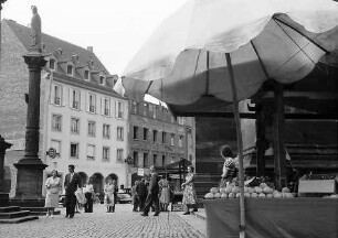 Freiburg i. Br.: Domhotel Geist, Vordergrund: Marktstand