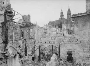Ruinen von Schloss und Hofkirche : Dresden, Blick vom Neumarkt zur Ruine des Residenzschlosses und zur Hofkirche
