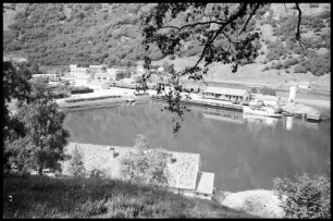 Flåm: Aurlandfjord, Flåmsbahn, Bahnhof im Fjord