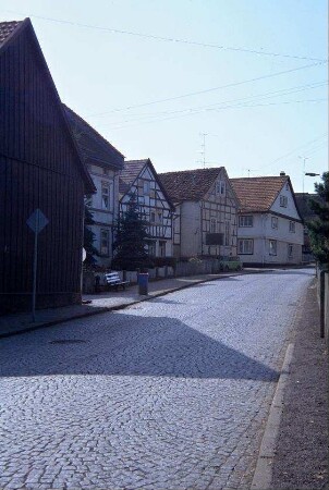 Wintersteiner Straße mit giebelständigen Häusern; Vorgärten