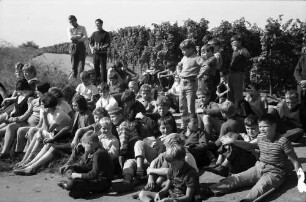 Merdingen: Sitzende Gruppe Schulkinder, Weinberg bei Merdingen