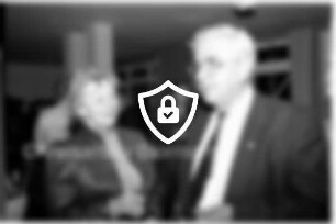 Restaurant "Mago": Einweihung: [Name maskiert] und [Name maskiert] mit Getränken beieinander