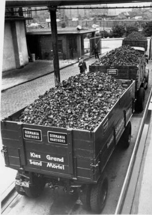 Hamburg. Grasbrook. Ein mit Koks beladener Lastkraftwagen verlässt das Gaswerk Grasbrook