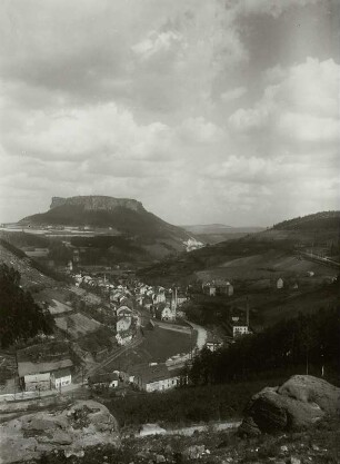 Königstein, Ortsansicht : Königstein. Ortsteilansicht im Bielatal. Blick vom Quirl (Nordhang) zum Lilienstein (nach Nordnordosten)