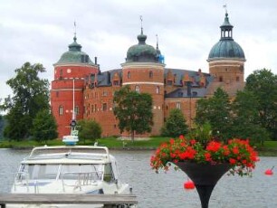 Mariefred - Schloss Gripsholm : Bootshafen und Schloss Gripsholm am Mälarsee, aufgenommen in Mariefred am 23. Juli 2012