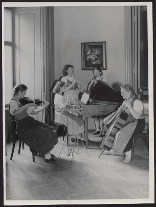 Schülerinnen der Napola für Mädchen Hubertendorf beim Musizieren