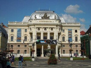 Bratislava - Nationaltheater : Das Nationaltheater steht am Ende der Fußgängerzone. Aufgenommen in der Altstadt von Bratislava am 14. Juni 2011