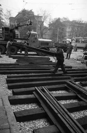 Montage des Straßenbahn-Gleisdreiecks an der Kreuzung Kaiserallee und Schillerstraße im Rahmen des Umbaus der Kaiserallee.