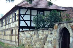 Rückseite der Scheune des Pfarrhofs, Hofmauer und rundbogige Pforte