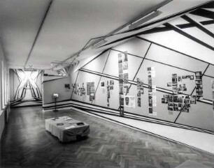 Raumaufnahme in der "Sala de Arte Publico Siqueiros Dresden", 2003" : Raumaufnahme in der "Sala de Arte Publico Siqueiros Dresden", 2003. Ausstellung: Unbekannte Schwester, unbekannter Bruder I. 23.11.2003-29.02.2004