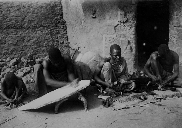 Tailleur de perles de pierre à Ilorin