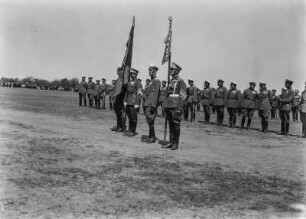 Parade : Parade von Personen in Militäruniformen.