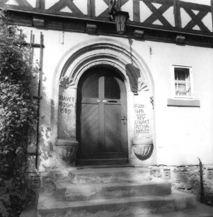 Reinsberg, Kirchgasse 6. Pfarrhaus (1589, 1921/1922 neu erbaut; bezeichnet). Sitznischenportal