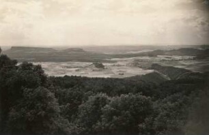 Sächsische Schweiz. Blick vom Großen Winterberg nach Südwesten über Kaiserkone, Zschirnsteine, rechts Lasensteine und Kohlbornstein