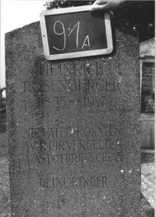Grabstein 91 (Index: 100114093) Material: Kalkstein (?) Zustand: gut Maße HxBxT: 123x53x14 cm Beschreibung: Stele, Sockel, giebelartiger Abschluß: Grabstein 91A