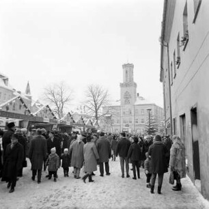 Schneeberg, Marktplatz : Schneeberg. Weihnachtsmarkt auf dem Marktplatz. Im Hintergrund das Rathaus