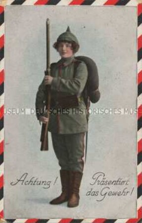 Frau in Uniform und Marschgepäck, mit Gewehr
