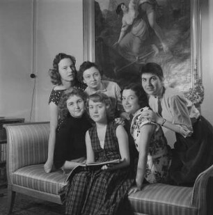 Gruppenaufnahme von sechs jungen Damen