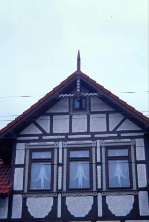 Haus wie voriges Bild: drei Fenster im Zwerchgiebel