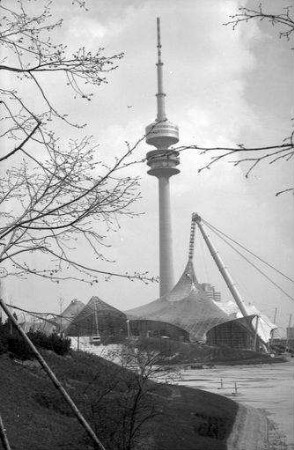 München: Durchblicke auf Fernsehturm [mit Olympiastadion]