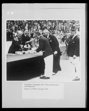 Amsterdam, Olympiade 1928; Preisverteilung durch den Prinzgemahl