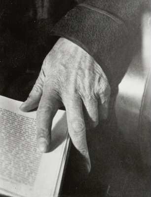 Porträtserie: Richard Strauss anläßlich seines Dresden-Besuches zur Erstaufführung "Capriccio" : Hand von Richard Strauss. Ausschnitt aus Hüftporträt von Hildegard Jäckel; Eigenreproduktion