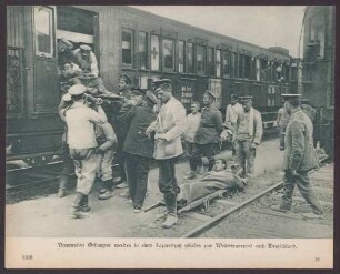 Verwundete Gefangene werden in einen Lazarettzug geladen zum Weitertransport nach Deutschland.