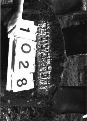 Grabstein 1028 (Index: 100098992) Maße HxBxT: 115x85x10 cm: Grabstein 1028 (Detailaufnahme)
