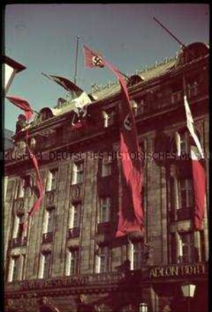 Fahnenschmuck am Hotel Adlon zum Besuch von Benito Mussolini in Berlin