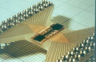 Berlin. Heinrich-Hertz-Institut. Halbleiterchip, der auf einen Keramikträger montiert ist
