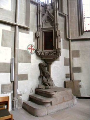 Rieden-Chor Innen (Gotischer Hochchor)-Ansicht im Nordwesten - Tabernakel mit plastischer Ornamentierung mit Säule auf Podest in Übersicht