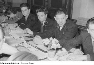 Bergarbeiter und Angehörige der Freien Deutschen Jugend im Publikum des Kongreßes des Jungen Brigadiers