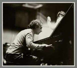 Maurizio Pollini : Portrait des Pianisten Maurizio Pollini (im Hintergrund Dirigent Kurt Sanderling) im Metropoltheater Berlin