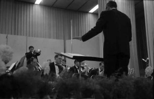 Donaueschingen: Donaueschinger Musiktage; Stadthalle; Eddie Sauter dirigiert (Trompete: Rolf Schneebiegl)