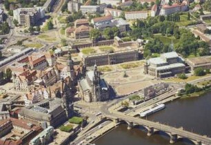 Dresden-Altstadt. Stadtkern mit Ständehaus (Oberlandesgericht), Hofkirche, Residenzschloß, Opernhaus, Zwinger und Schauspielhaus. Luftbild-Schrägaufnahme von Ostnordost