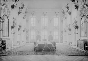 Moritzburg. Schloss Moritzburg (1723/1733 Umbau; M. D. Pöppelmann). Großer Speisesaal mit Geweihsammlung