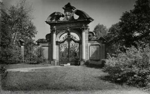 Markkleeberg, Keesscher Park : Markkleeberg. Keesscher Park, Pfarrgasse 13/15. Adlertor