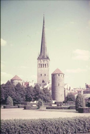 Tallinn. Stadtteilansicht mit St.-Olai-Kirche (erste Erwähnung 1267 / Wiederaufbau 1820)