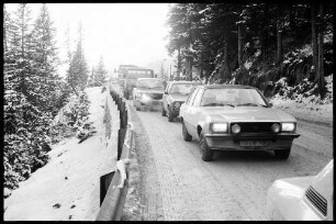 Arlberg: Stau auf der Passstraße, außerhalb Tunnel