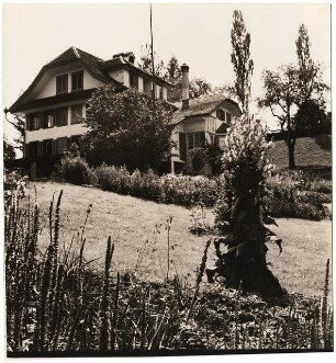 Garten Suidter, Luzern: Blick über Garten auf Haus