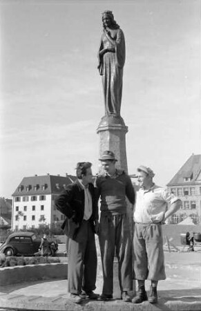 Freiburg i. Br.: Marienbrunnen vor der Herz-Jesu-Kirche, drei Steinmetze vor der Figur