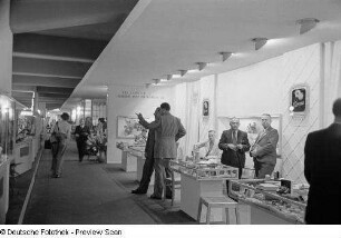 Fachbesucher am Messestand von Florena