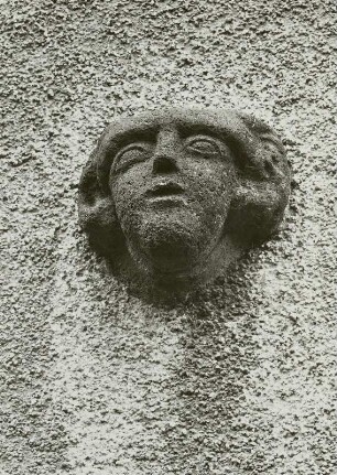 Brunnen mit Portalabschluss und drei Steinköpfen