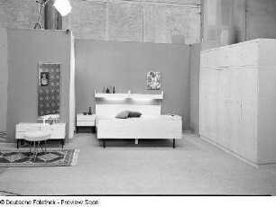Nachtschrank : Schlafzimmermöbel (1972; Zentrales Entwicklungsbüro Schkeuditz). Ansicht mit Nachtschränken, Doppelbett und Wäscheschrank