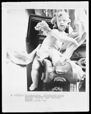Putto auf einer Volute