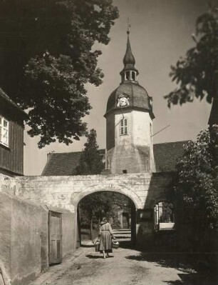 Lampertswalde, Martinskirche, Eingang zum Kirchhof mit Blick auf die Kirche